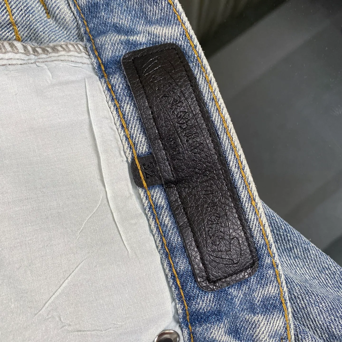 P310 Ch rare co-branded top item Chrome hearts new Chrome heart patchwork patchwork cross stitching micro-flare jeans Top-notch configuration, details are invincible! ! Cleanfit has become very popular in the past two years, and Kroxin’s consistent style is particularly high-end! ! Imported Japanese woven fabric ready-made clothes, genuine leather Crocodile leather labels and waist cloth leather tags are sewn on. The overall process is very cumbersome. The buttons on the trousers fly, rivets, back pockets, and metal decorative plates are all custom-made from molds. After they are finished, they are distressed to create a very effective effect. It has a vintage taste, and has been used by all kinds of big-name European and American celebrities. Kenijima’s cleanfit style has become popular all over the world. Top-grade hardware, pay attention to my detailed photos, the buttons are all detachable, and they are made of 925 engraved silver! ! Match as you like, suitable for both men and women ✔️✔️ Color: blue Size: 28—36